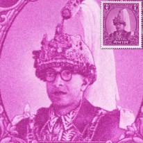 Król Mahendra w Koronie