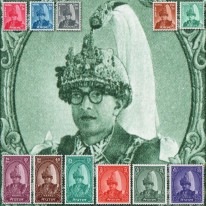 Król Mahendra w Koronie